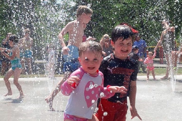 Splashpad in Riverdale Park celebrates grand opening