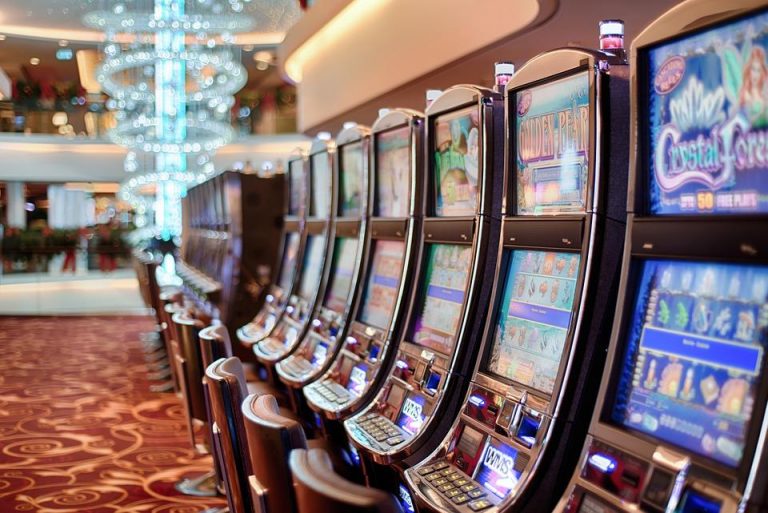 About playing online slots in Canada