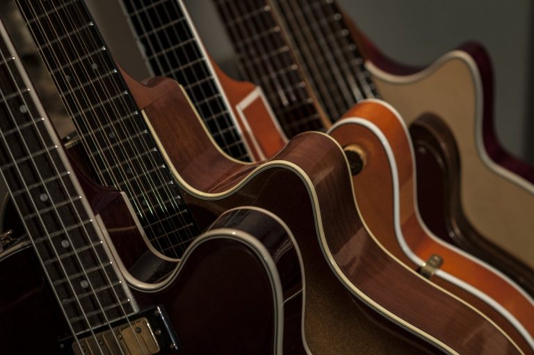 Useful Tips For Choosing Between Acoustic And Electric Guitar
