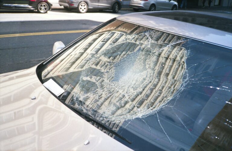 What to Do If Your Windshield Cracks While Driving