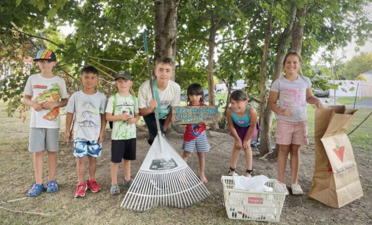 The “U-Shape” where friendships grow 